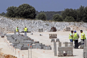 Obras del aparcamiento del centro logístico de Valcorba.-MARIO TEJEDOR