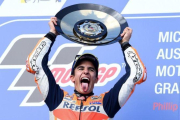 Marc Márquez (Honda) celebra a gritos su victoria en Australia.-EFE / JOE CASTRO
