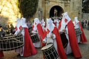 Procesión del Vía Crucis ayer por las calles del Calaverón.-VALENTÍN GUISANDE