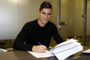 Sergi Guardiola firma su nuevo contrato con el Barça B.-FC BARCELONA