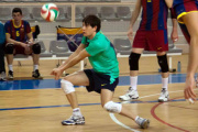 El nuevo líbero del CMA, Aharon Gámiz, en un partido con el Barcelona. / RFEVB-