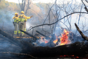 Labores de extinción del incendio.-ÁLVARO MARTÍNEZ