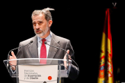 El rey Felipe VI en el acto de entrega de los Premios Nacionales de Innovación y de Diseño 2017.-EMILIO NARANJO (EFE)