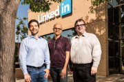 Jeff Weiner, consejero delegado de Linkedin; Satya Nadella, consejero delegado de Microsoft; y Reid Hoffman, cofundador de Linkedin.-