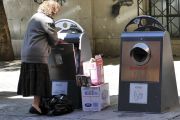 Una mujer deposita cartón en un contenedor soterrado.-D. S.