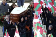 Expresos de ETA portan el féretro en el funeral de Iosu Uribetxebarria Bolinaga, este sábado, en Arrasate.-Foto: JAVIER ETXEZARRETA/ EFE