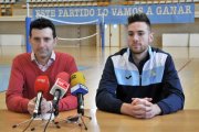 El vicepresidente Ángel Romera y el jugador Carlos Jiménez en la cancha de Los Pajaritos.-Valentín Guisande