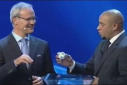 Este es el polémico momento en el que Roberto Carlos extrae y devuelve una de las bolas en el sorteo de la Champions.-YOUTUBE