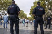 Vigilancia de los Mossos de Esquadra en las Ramblas.-JULIO CARBO