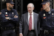 Rato, flanqueado por dos policías tras el registro de su despacho, el pasado 17 de abril.-Foto: ARCHIVO/ JOSÉ LUIS ROCA