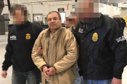 Joaquín ’El Chapo’ Guzmán, escoltado en Ciudad Juárez por la policía mexicana para su extradición a Estados Unidos.-AFP