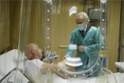Josep Carreras, en una imagen de archivo, en la sala de trasplantes del Hospital Clínic.-ALBERT BERTRAN