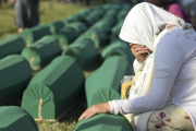 Una mujer llora junto a una de las nuevas víctimas identificadas de Srebrenica.-REUTERS / DADO RUVIC