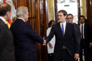Albert Rivera saluda al presidente del Congreso, Jesús Posada, en el acto institucional del Día de la Constitución.-JUAN MANUEL PRATS