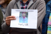 Un hombre sostiene una fotografía de la víctima en una de las concentraciones celebradas en Soria.-ALVARO MARTÍNEZ