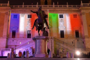 Los colores de las banderas de Francia e Italia, proyectados en enero del 2016 sobre el Campidoglio, en el centro de Roma, con motivo del 60º aniversario del tratado de amistad entre ambos países.-AFP / FILIPPO MONTEFORTE