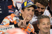 Marc Márquez celebra con su ingeniero Santi Hernández, con barba, y Roberto Cierici Ginetto, tras lograr el segundo puesto en Catar.-EFE / NOUSHAD THEKKAYIL