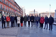 Los consejeros Julio Carnero e Isabel Blanco junto a los delegados territoriales.-ICAL