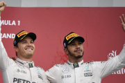 Nico Rosberg y Lewis Hamilton, la pareja de Mercedes.-EFE / FRANCK ROBICHON