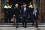 Irene Rigau, Artur Mas y Joana Ortega salen del TSJC el pasado 10 de febrero.-JULIO CARBÓ