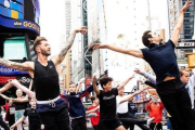 Bailarines en Times Square.-INSTAGRAM