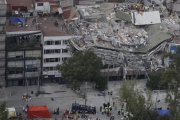 Los servicios de rescate buscan supervivientes atrapados en un edificio hundido tras el seísmo, en Roma Norte, barriada de Ciudad de México, el 20 de septiembre-AP / REBECCA BLACKWELL