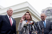 La líder de la minoría demócrata y previsiblemente próxima presidenta de la Cámara Baja, Nancy Pelosi, habla junto al líder de la minoría demócrata en el Senado, Chuck Schumer, y el representante demócrata por Maryland, Steny Hoyer.-EPA