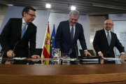 El ministro portavoz, Íñigo Mendez de Vigo, y los ministros de Hacienda, Cristóbal Montoro, y de Economía, Román Escolano .-/ DAVID CASTRO