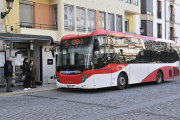 El autobús urbano para en una marquesina de la plaza Ramón y Cajal. VALENTÍN GUISANDE