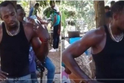 Usain Bolt, en un momento de reposo del esfuerzo de cavar la tumba de su amigo Mason.-
