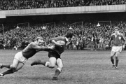 Gareth Edwards, a punto de lograr un ensayo en Cardiff durante el partido contra Irlanda que le dio a Gales la Triple Corona en 1971.-