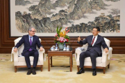 Pablo Isla, izquierda, y el alcalde Pekín, Jining Chen.-