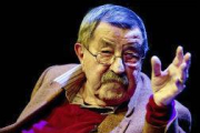 Günter Grass, en noviembre del 20014 en Munich. Abajo, ilustraciones del autor para 'La caja de los deseos' y , a la derecha, para un libro de Saramago.-Foto: SVEN HOPPE