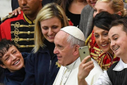 El Papa Francisco se presta a un selfi tras la audiencia general de los miércoles en el Vaticano.-EFE / ALESSANDRO DI MEO
