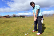 Daniel Berná durante un entrenamiento en el Club de Golf Soria. / ÁLVARO MARTÍNEZ-