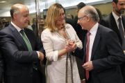 La consejera de Economía y Hacienda, Pilar del Olmo, saluda al ministro de Hacienda y Administraciones Públicas, Cristóbal Montoro al comienzo de la reunión del Consejo de Política Fiscal y Financiera-Ical