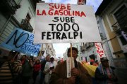 El 75 por ciento de ecuatorianos se ha mostrado descontento con la subida del precio de las gasolinas impulsada por el Gobierno del presidente Lenín Moreno.-EFE