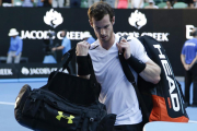 Andy Murray abandona la pista tras la derrota.-AP