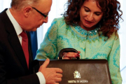 La nueva ministra de Hacienda, María Jesús Montero, recibe la cartera ministerial de manos de su antecesor en el cargo, Cristóbal Montoro.-PAUL HANNA /REUTERS