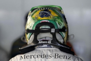 Lewis Hamilton, con el casco de homenaje a Aryton Senna que luce en Interlagos, donde nunca ha ganado.-AFP / MIGUEL SCHINCARIOL