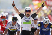 Mark Cavendish gana la primera etapa del Tour 2016 al esprint por delante de Marcel Kittel (derecha) y Peter Sagan.-AP / PETER DEJONG