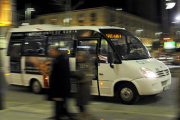 La línea de uno de los autobuses urbanos pasando por Mariano Granados. / FERNANDO SANTIAGO-