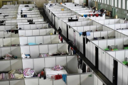 Módulos prefabricados en el viejo aeropuerto berlinés de Tempelhof  para acoger a los refugiados.-AFP / TOBIAS SCHWARZ