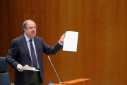 Herrera exhibe un documento durante el debate.-ICAL