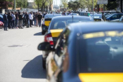 Protesta de taxistas ante la empresa de alquiler de vehículos con conductor Cabify en la Zona Franca, ayer.-JORDI COTRINA