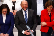 Schulz (centro), flanqueado por Andrea Nahles (izq), líder del grupo parlamentario del SPD, y Malu Dreyer, primera ministra de Renania-Palatinado, en el congreso en Bonn, el 21 de enero.-REUTERS / THILO SCHMUELGEN