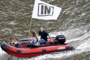 Joe Cox con su marido Brendan y sus dos hijas el miércoles en el Támesis participando en la flotilla por permanecer en la UE.-REUTERS / STEFAN WERMUTH