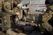 Rebeldes prorrusos en las afueras de Debaltsevo, este lunes.-Foto: AP / VADIM GHIRDA