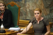 La ministra de Inmigración, Inger Stojberg, se dirige a la Cámara, este miércoles.-AFP / MARIE HALD