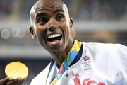 Mo Farah posa con su medalla de oro del 10.000.-AFP / DAMIEN MEYER